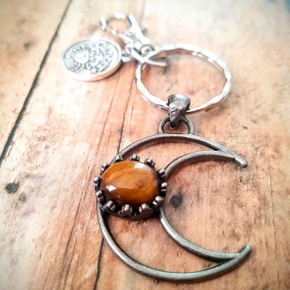 ♋️ Cancer Moon Keychain - Picture 2 of 3